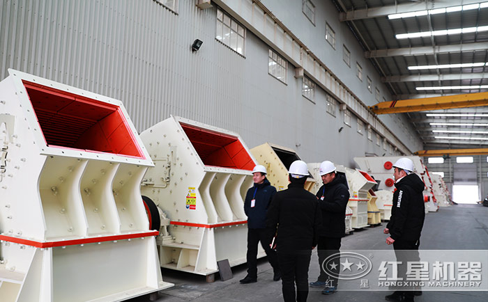 客户到红星机器厂区参观大型锤式破碎机